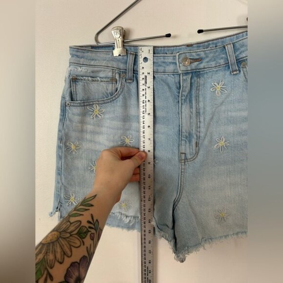 American Eagle Mom Short Size 14 Light Wash Daisies - Picture 2 of 7